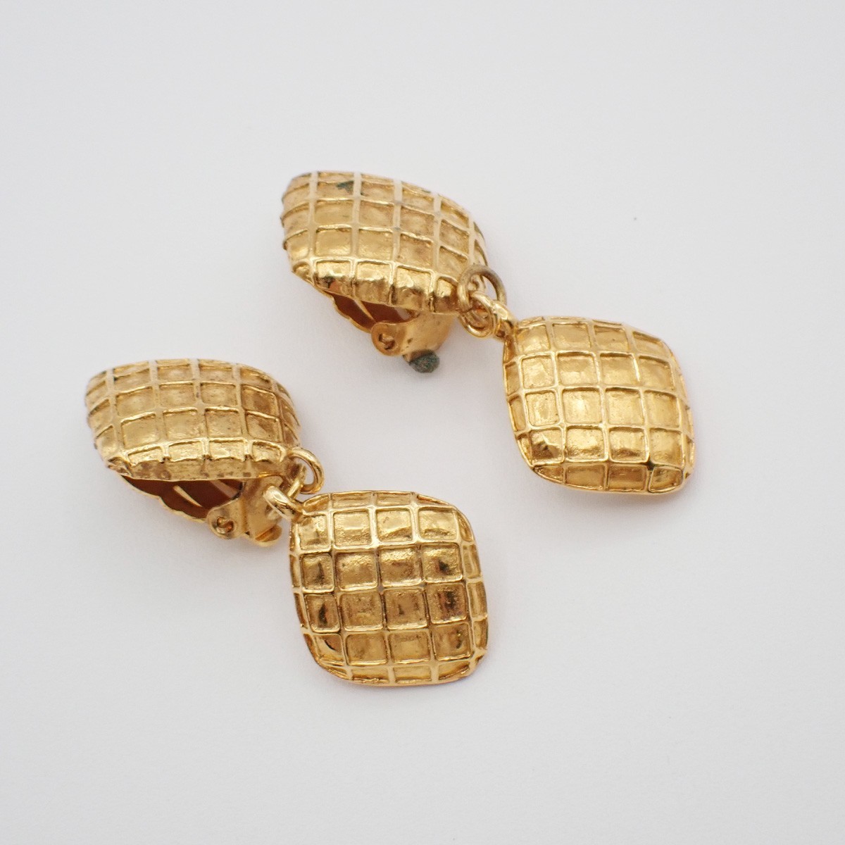 Chanel Chanel Vintage CC Diamond Drop Clip-On Earrings Metal Goud