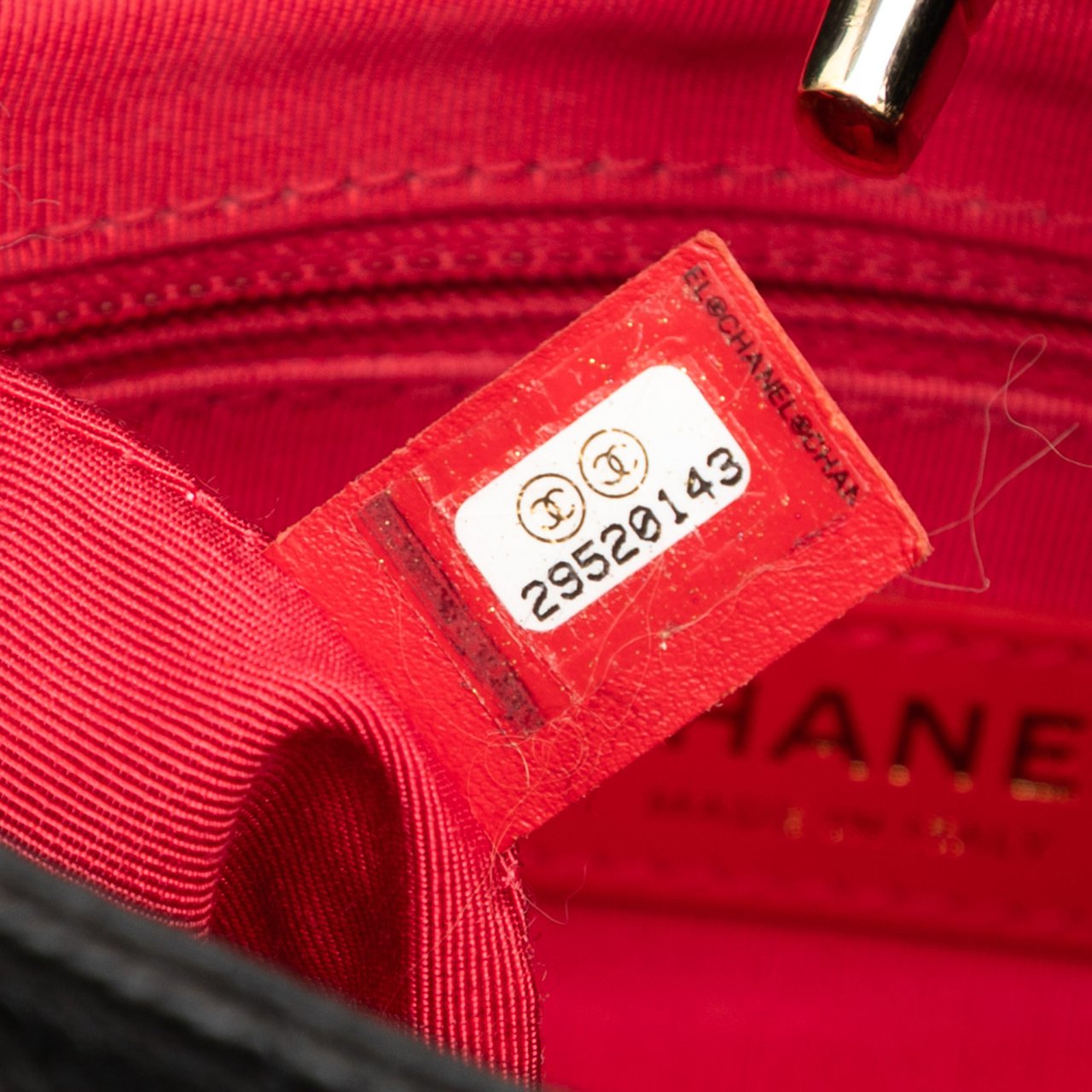 Chanel Small Quilted Caviar City Walk Hobo Zwart