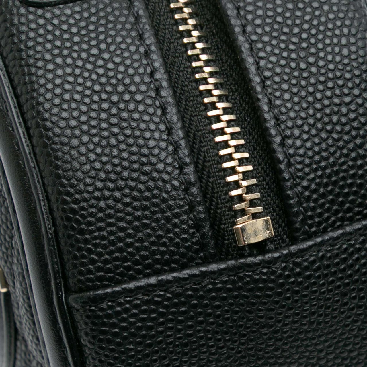 Chanel Caviar CC Filigree Round Clutch with Chain Zwart