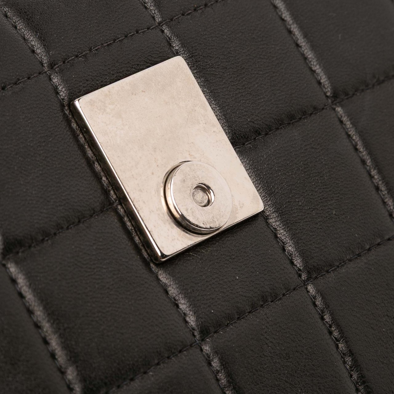 Chanel Quilted Lambskin Chocolate Bar Shoulder Bag Zwart