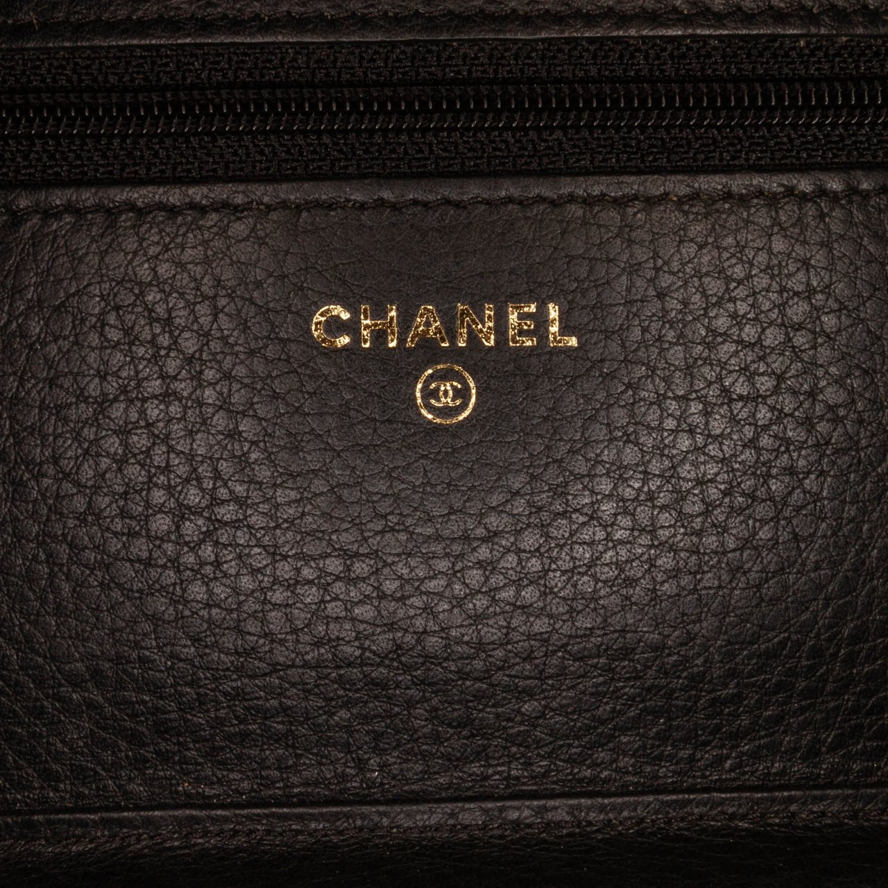 Chanel Studded Leather Wallet on Chain Zwart