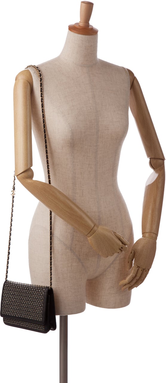 Chanel Studded Leather Wallet on Chain Zwart