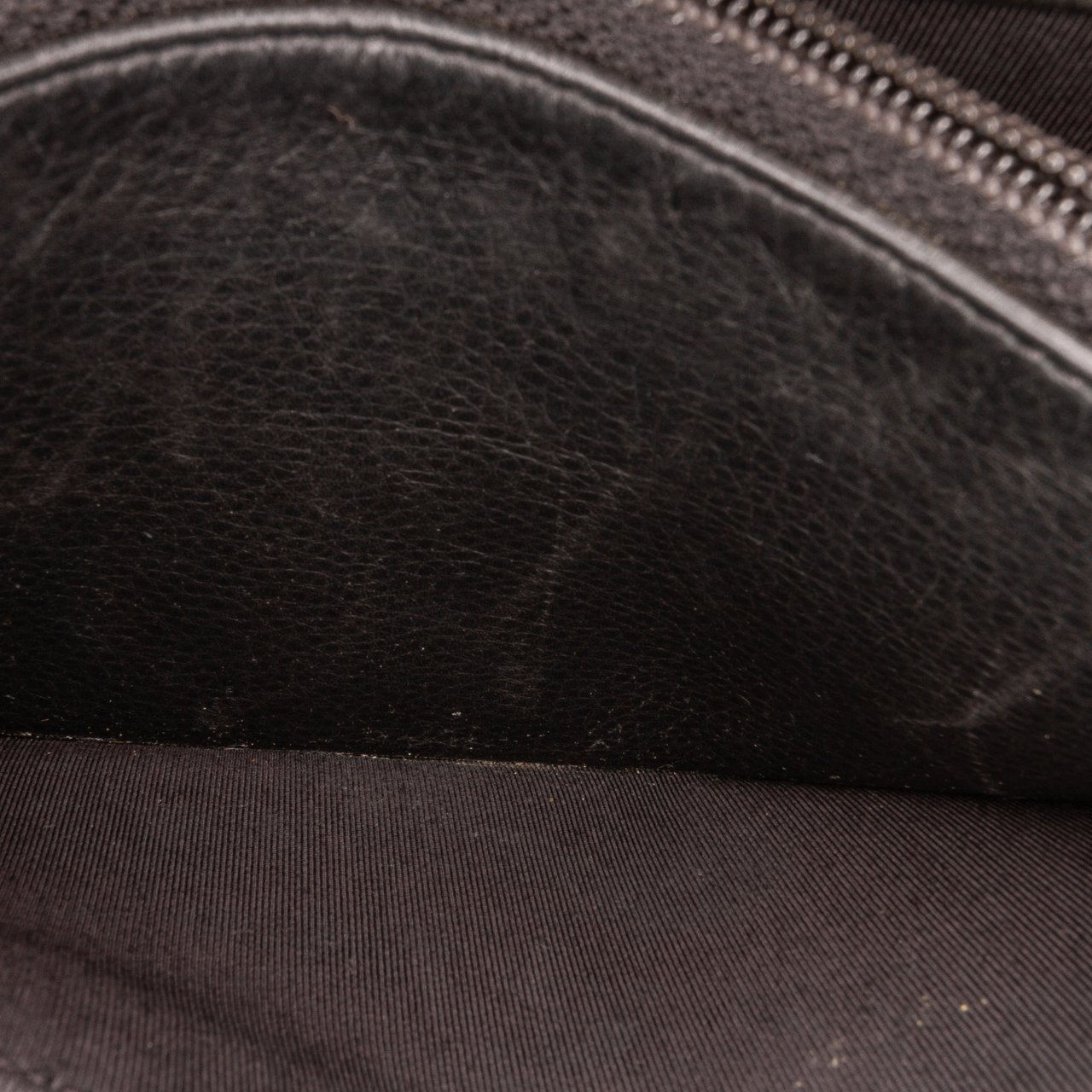 Chanel Studded Leather Wallet on Chain Zwart