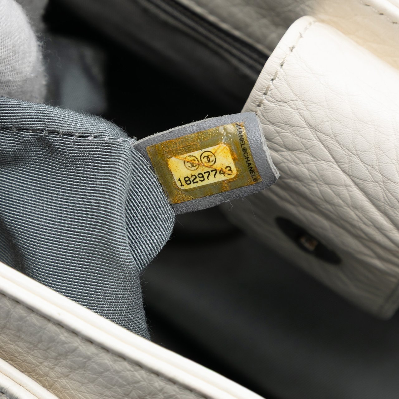 Chanel Medium Caviar Executive Cerf Tote Wit