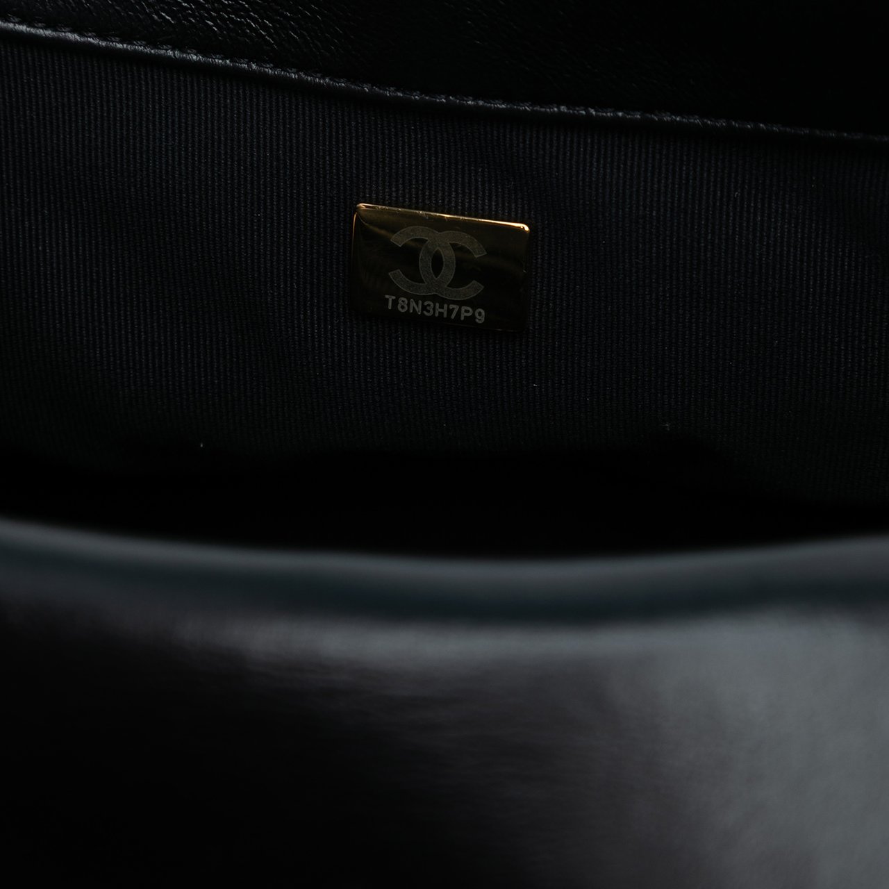 Chanel Mini Quilted Lambskin Lacquered Chain Flap Zwart