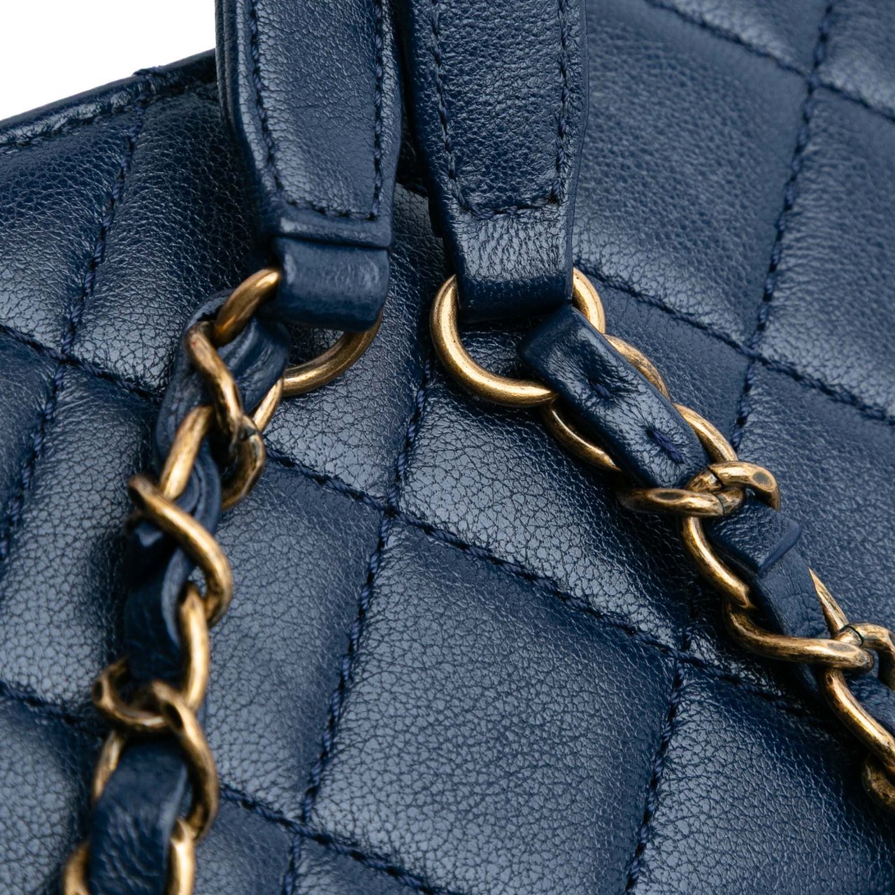 Chanel Medium Sheepskin Beauty Lock Flap Blauw