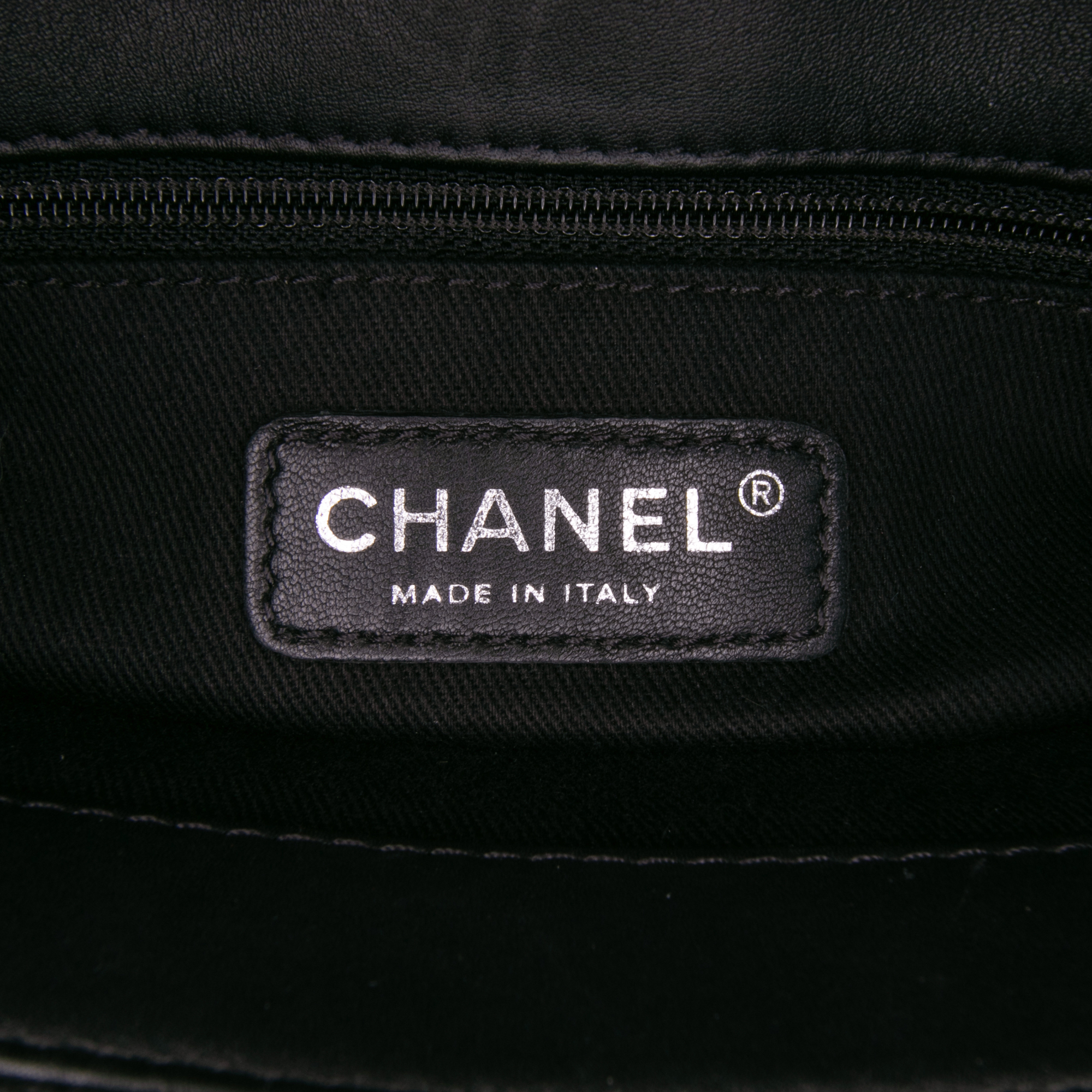 Chanel Medium CC Patent Soft Shopper Tote Zwart