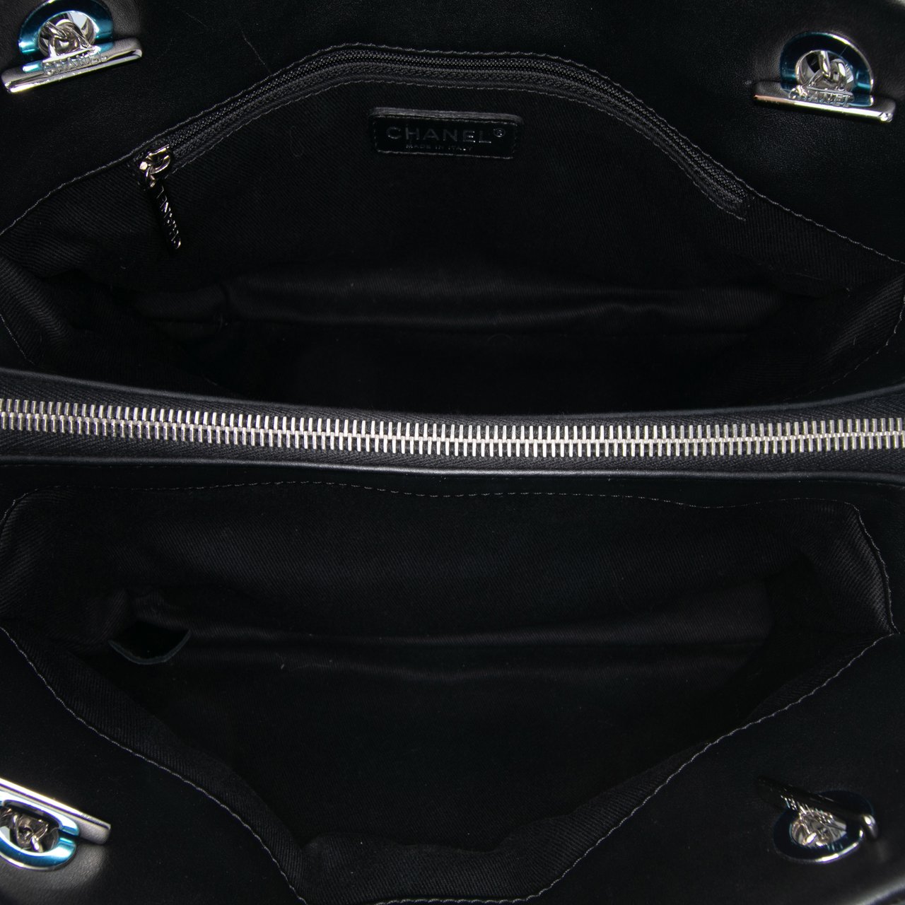 Chanel Medium CC Patent Soft Shopper Tote Zwart