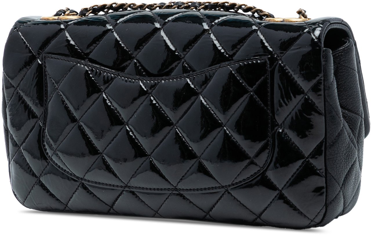 Chanel Paris Salzburg Medium Patent Goatskin CC Eyelet Flap Zwart