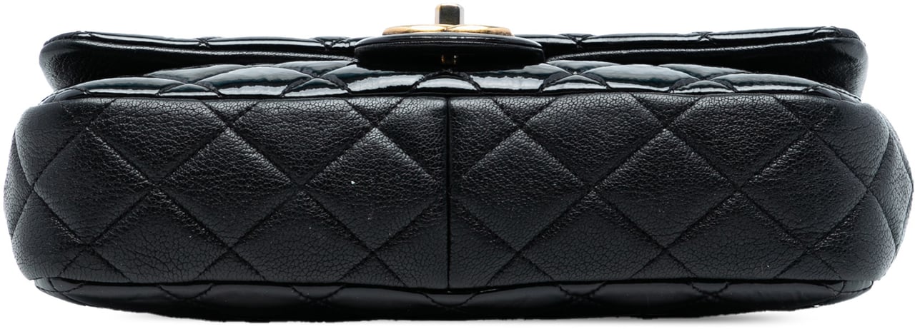 Chanel Paris Salzburg Medium Patent Goatskin CC Eyelet Flap Zwart