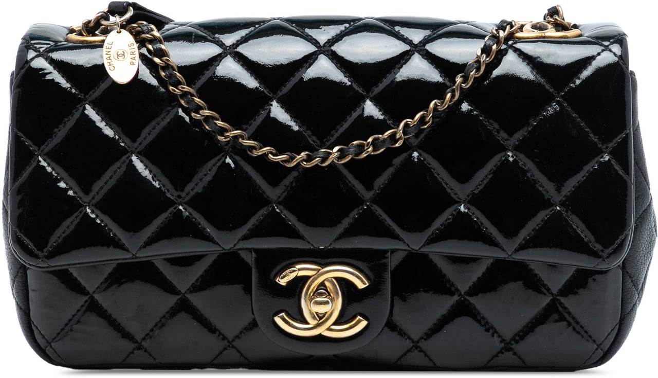 Chanel Paris Salzburg Medium Patent Goatskin CC Eyelet Flap Zwart
