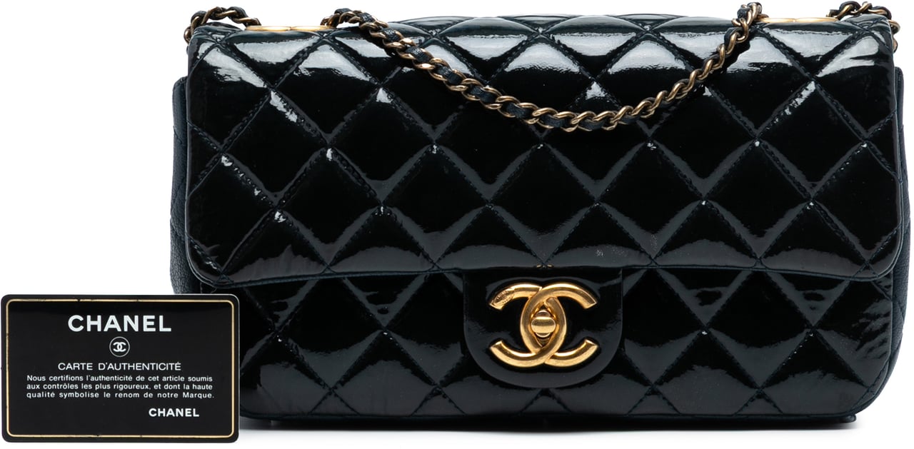 Chanel Paris-Salzburg Medium Patent Goatskin CC Eyelet Flap Blauw