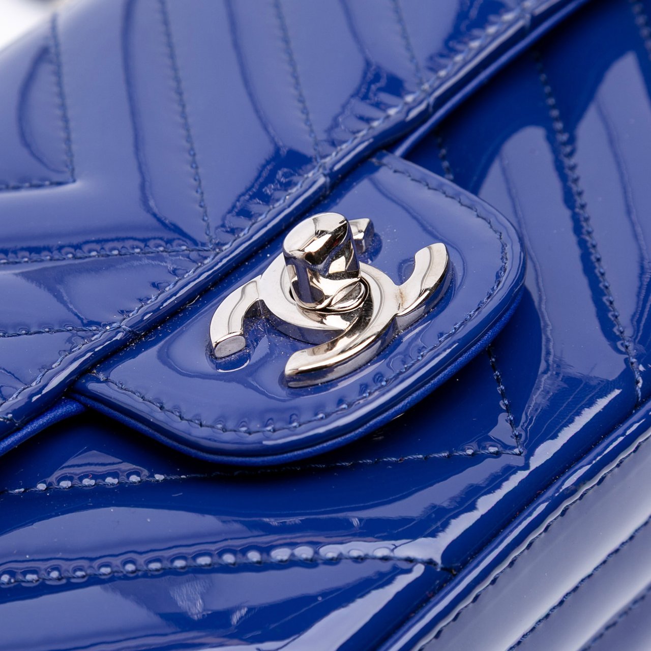 Chanel Mini Rectangular Classic Chevron Patent Single Flap Blauw