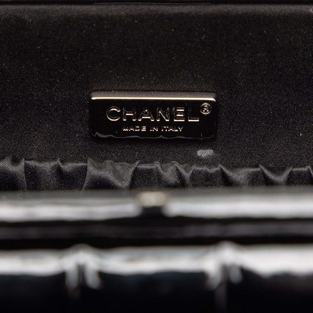 Chanel CC Chocolate Bar Patent Frame Clutch Zwart