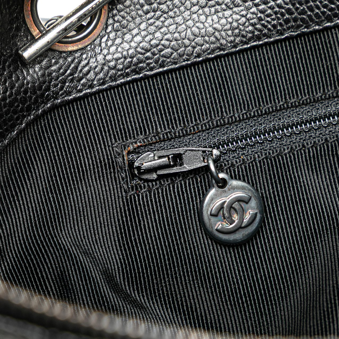 Chanel CC Quilted Caviar Front Pocket Shoulder Bag Zwart