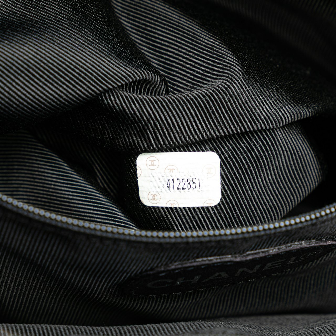 Chanel CC Quilted Caviar Front Pocket Shoulder Bag Zwart