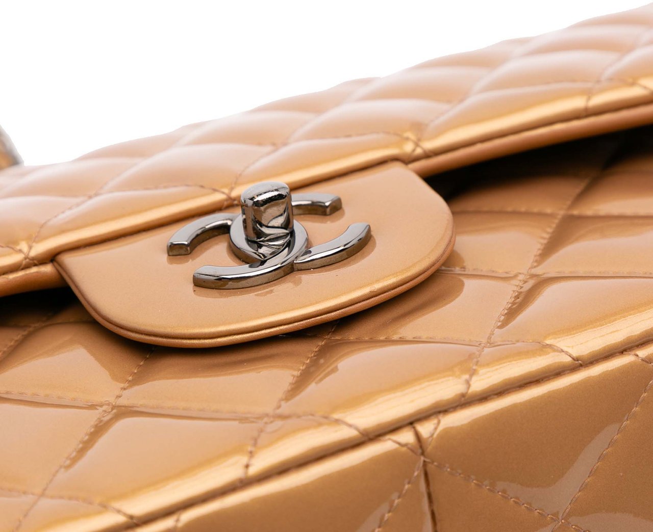 Chanel Jumbo Classic Metallic Patent Double Flap Bruin