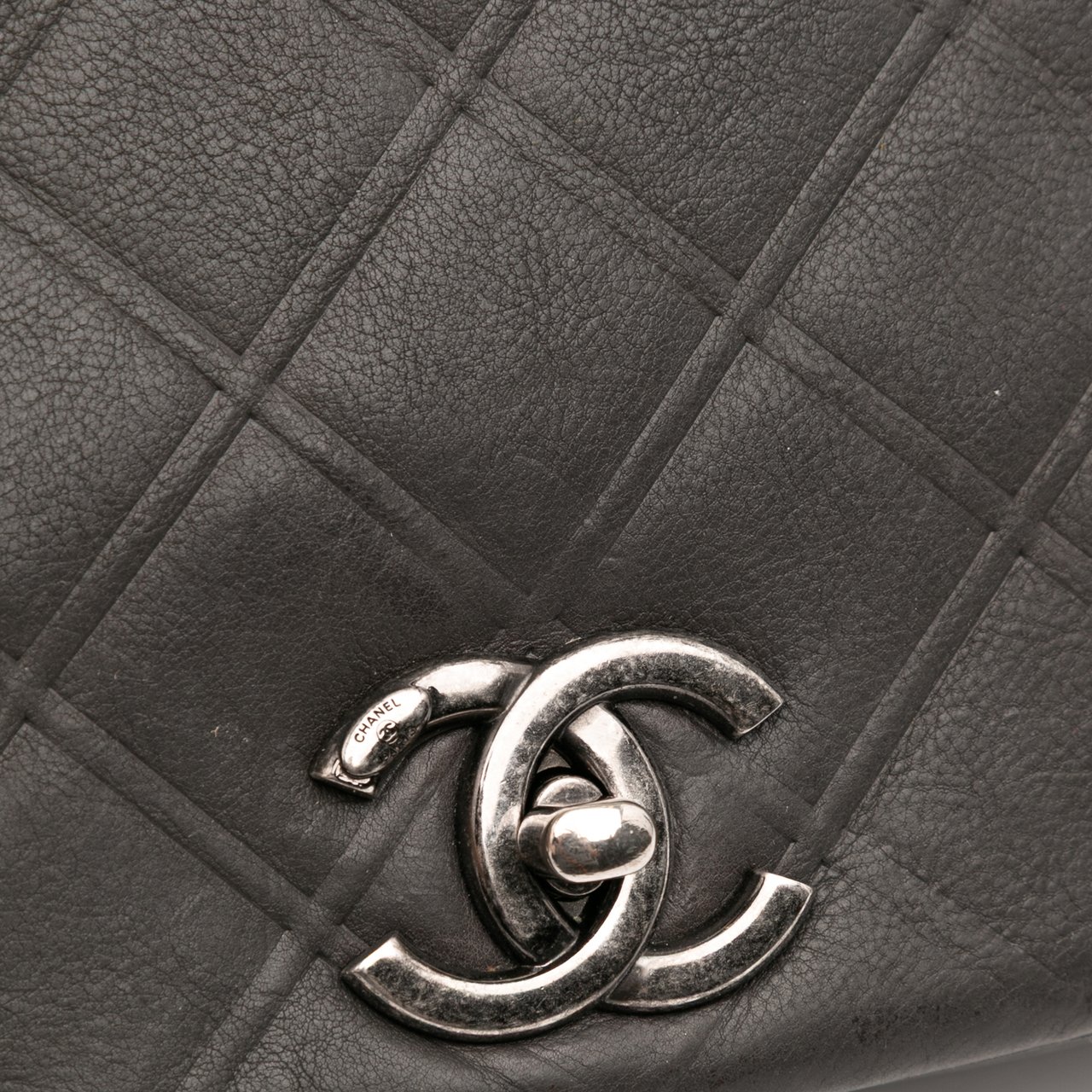 Chanel Small Diamond Embossed Calfskin New Chic Flap Grijs