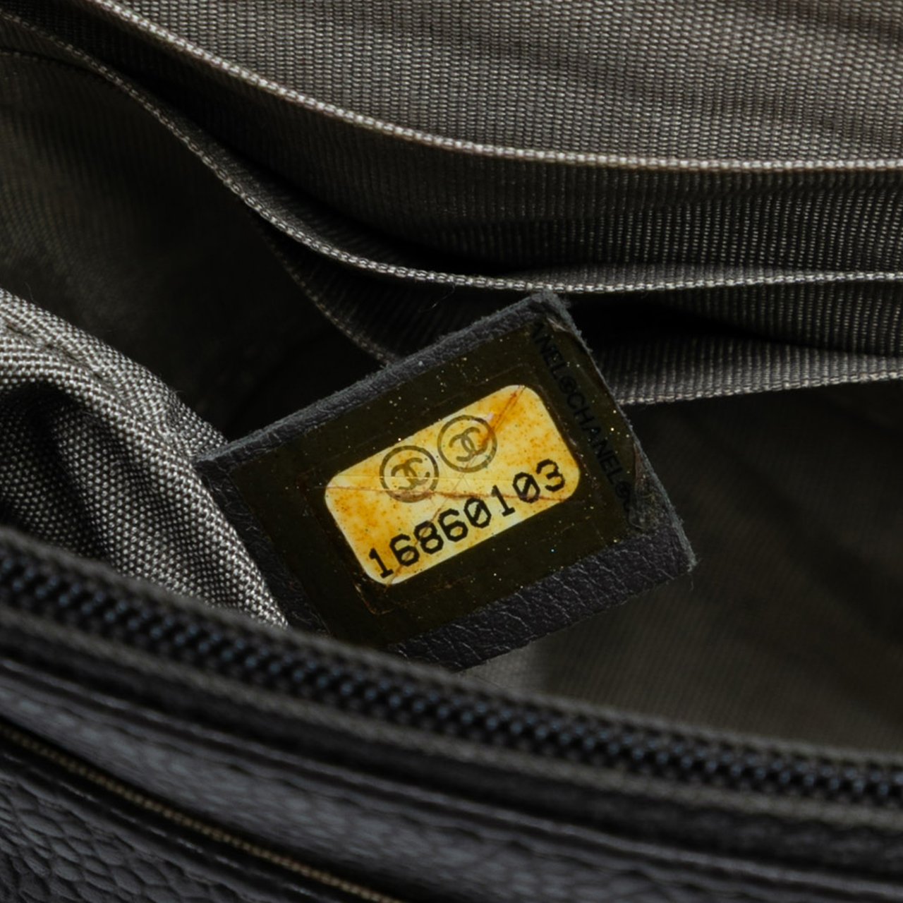 Chanel CC Caviar Half Moon Wallet on Chain Grijs