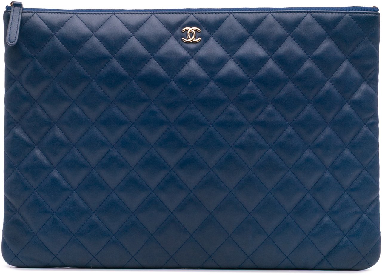 Chanel Large Quilted Lambskin O Case Clutch Blauw
