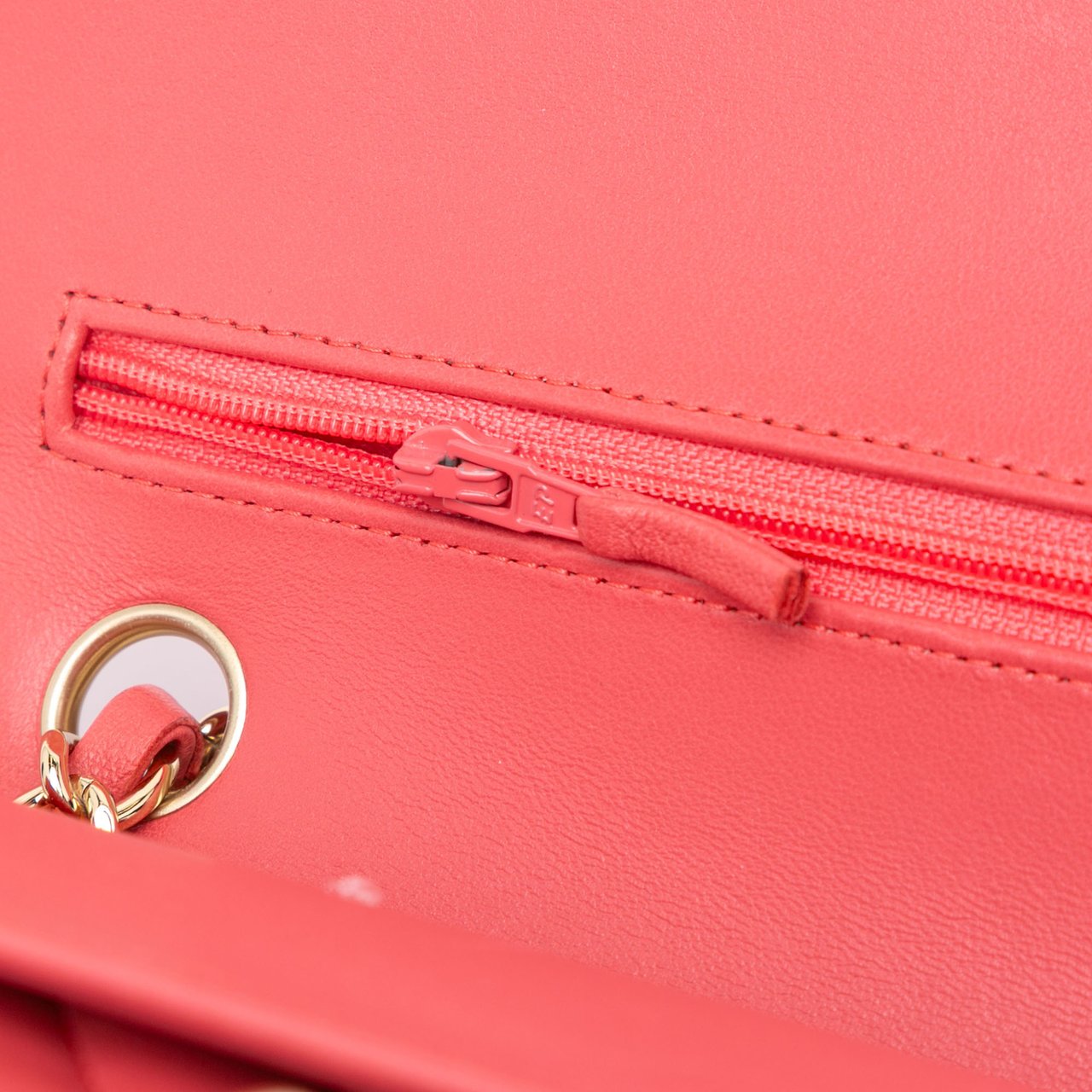 Chanel Medium Classic Chevron Lambskin Double Flap Roze
