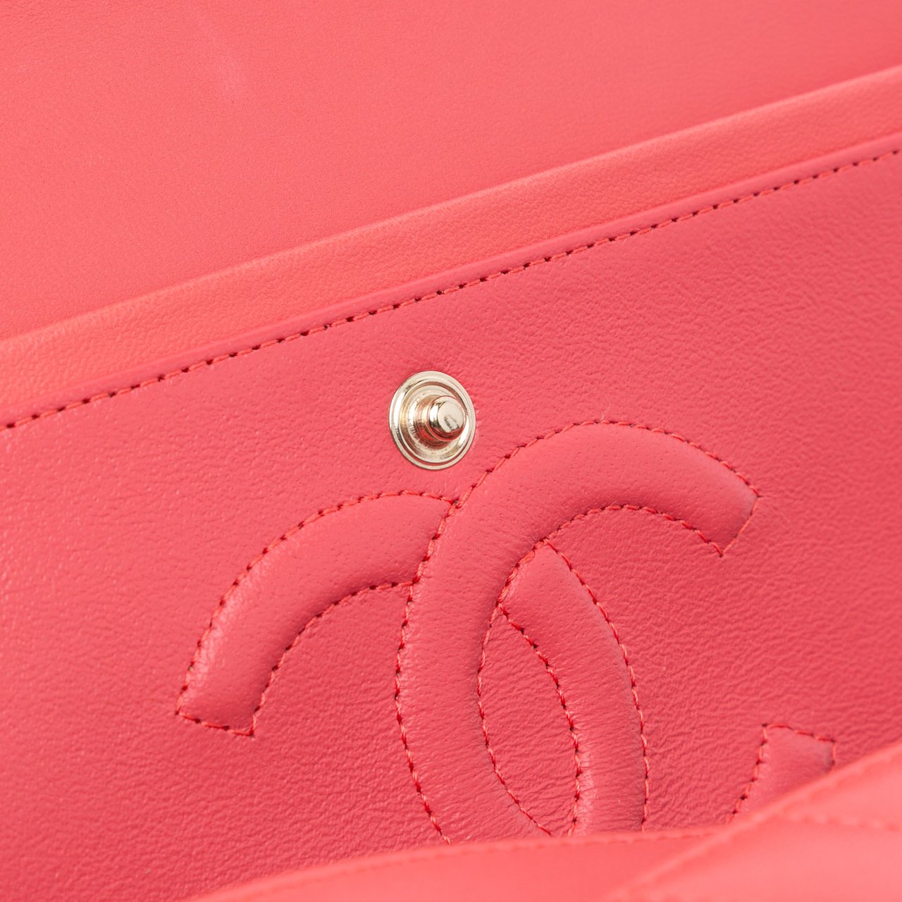 Chanel Medium Classic Chevron Lambskin Double Flap Roze