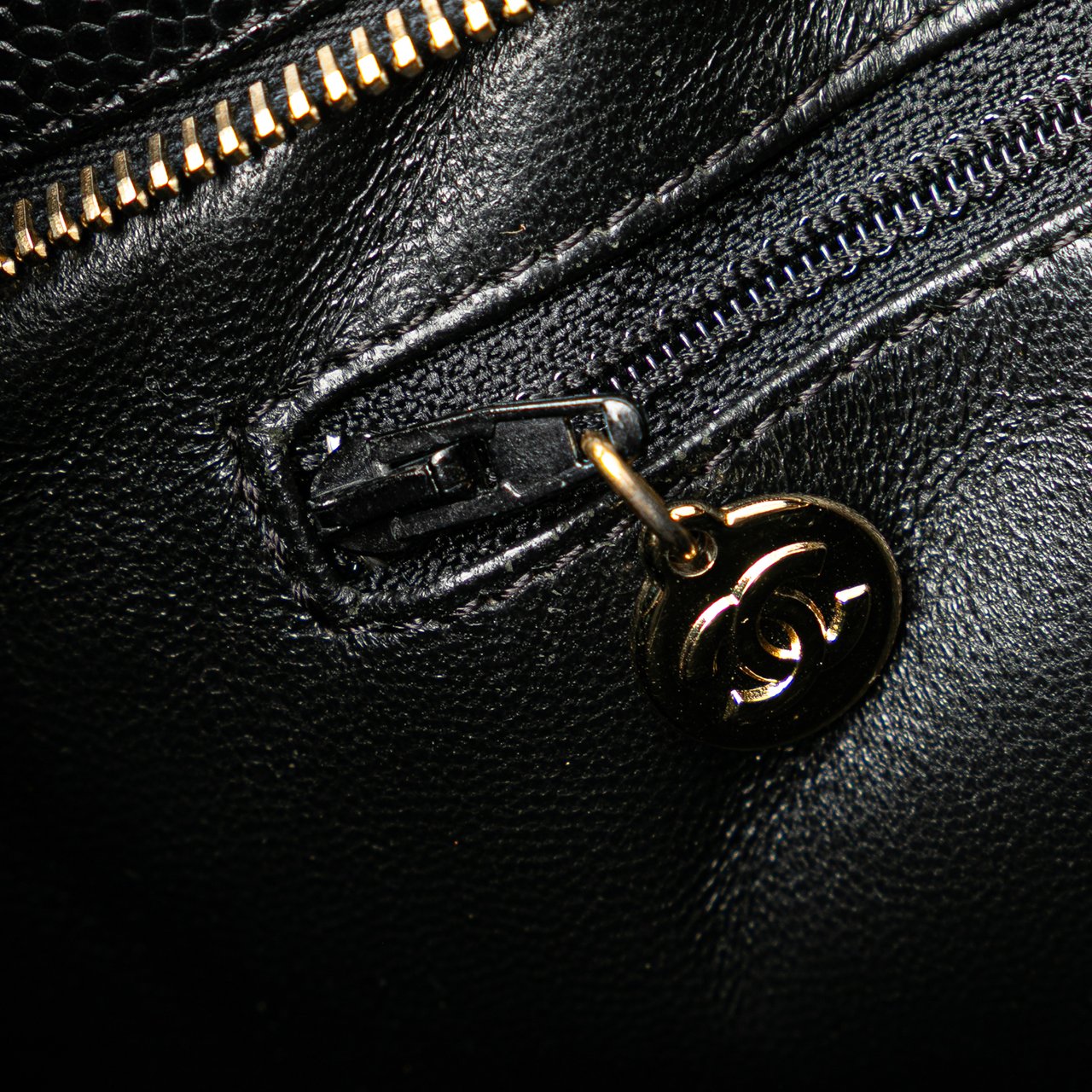 Chanel Caviar Medallion Tote Zwart