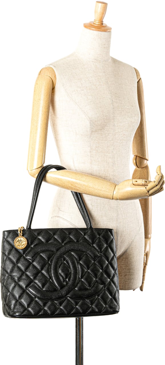 Chanel Caviar Medallion Tote Zwart