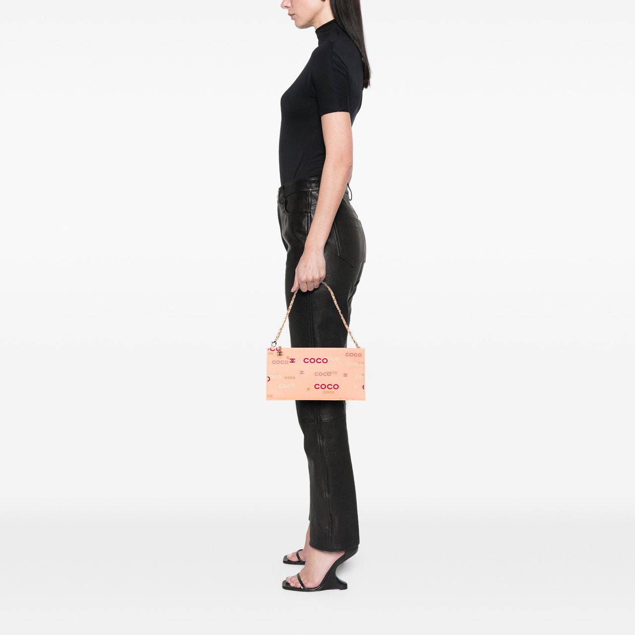Chanel Canvas Coco Chain Pochette Roze