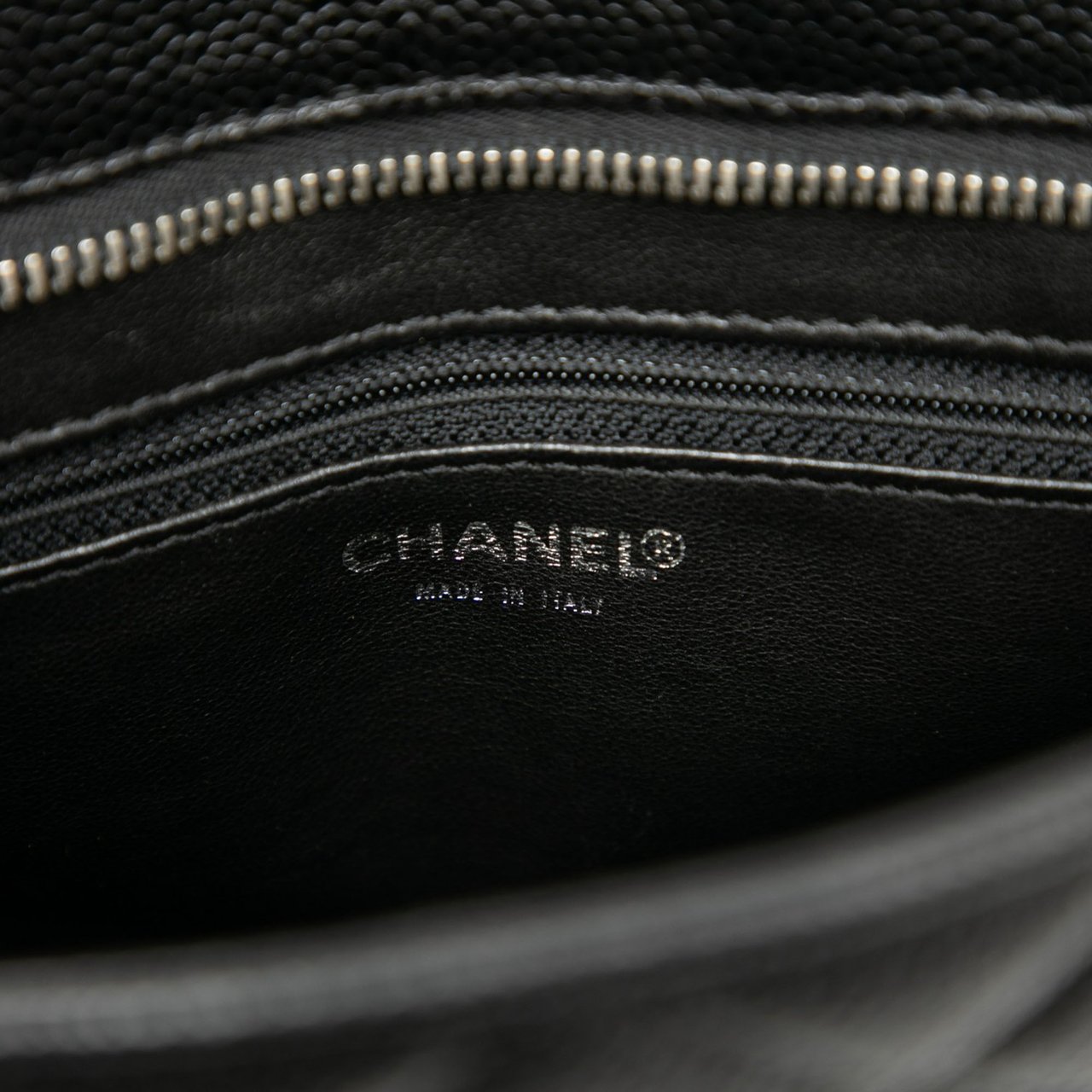 Chanel Caviar Medallion Tote Zwart