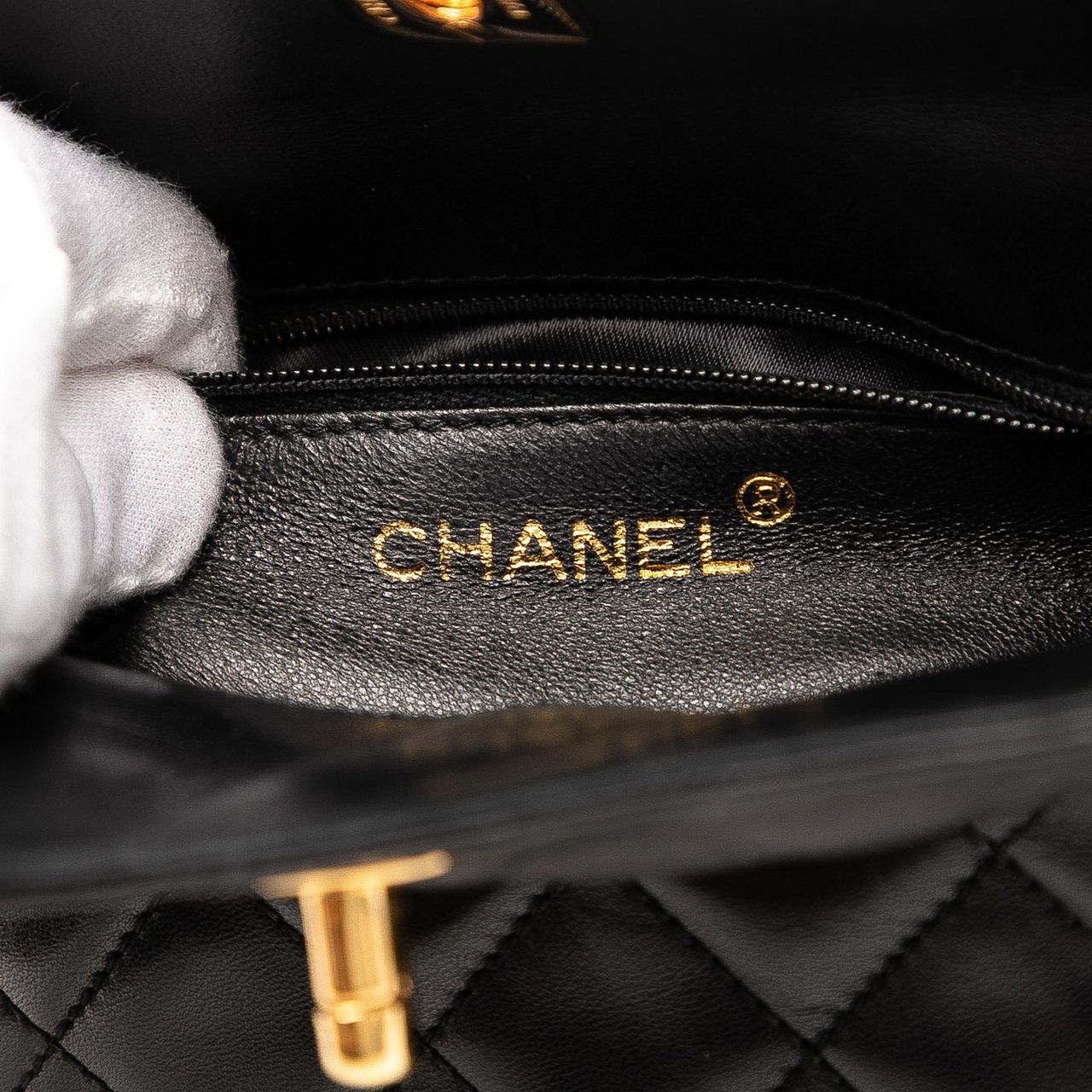 Chanel CC Quilted Lambskin Turnlock Handbag Zwart