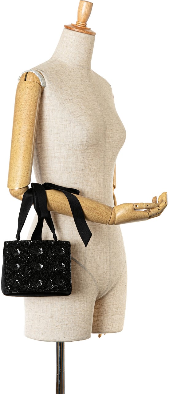 Chanel Satin Sequin Camellia Crossbody Zwart