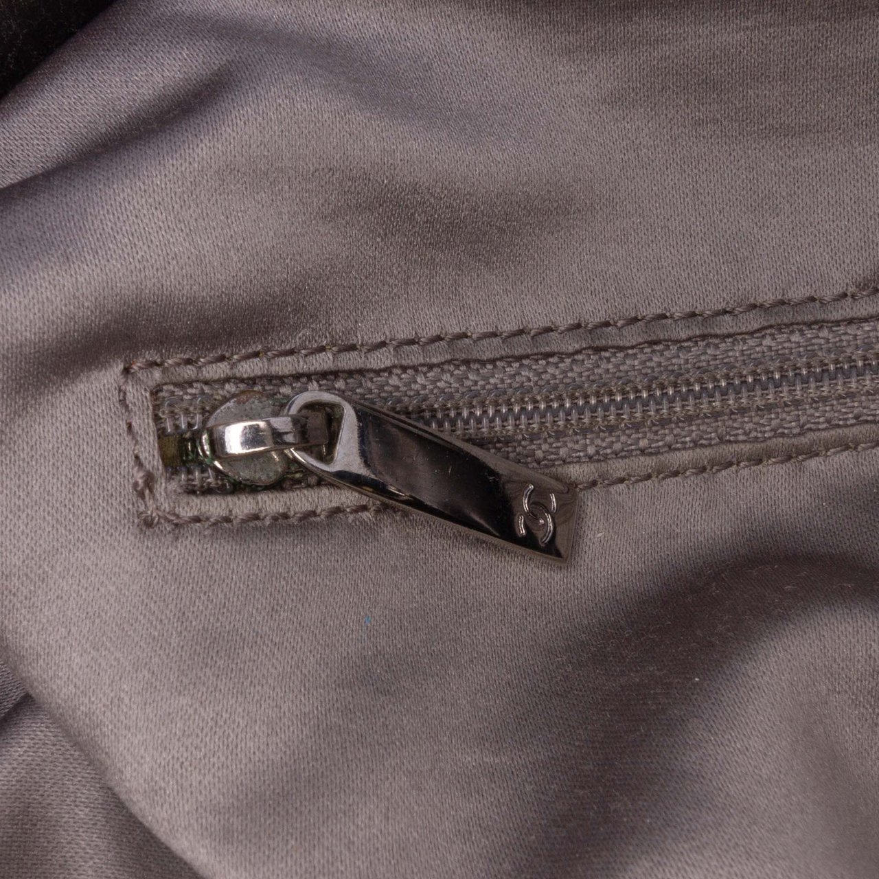Chanel Lambskin and Patent Brooklyn Patchwork Hobo Bag Zwart