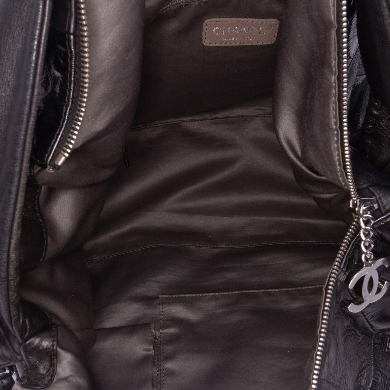 Chanel Lambskin and Patent Brooklyn Patchwork Hobo Bag Zwart