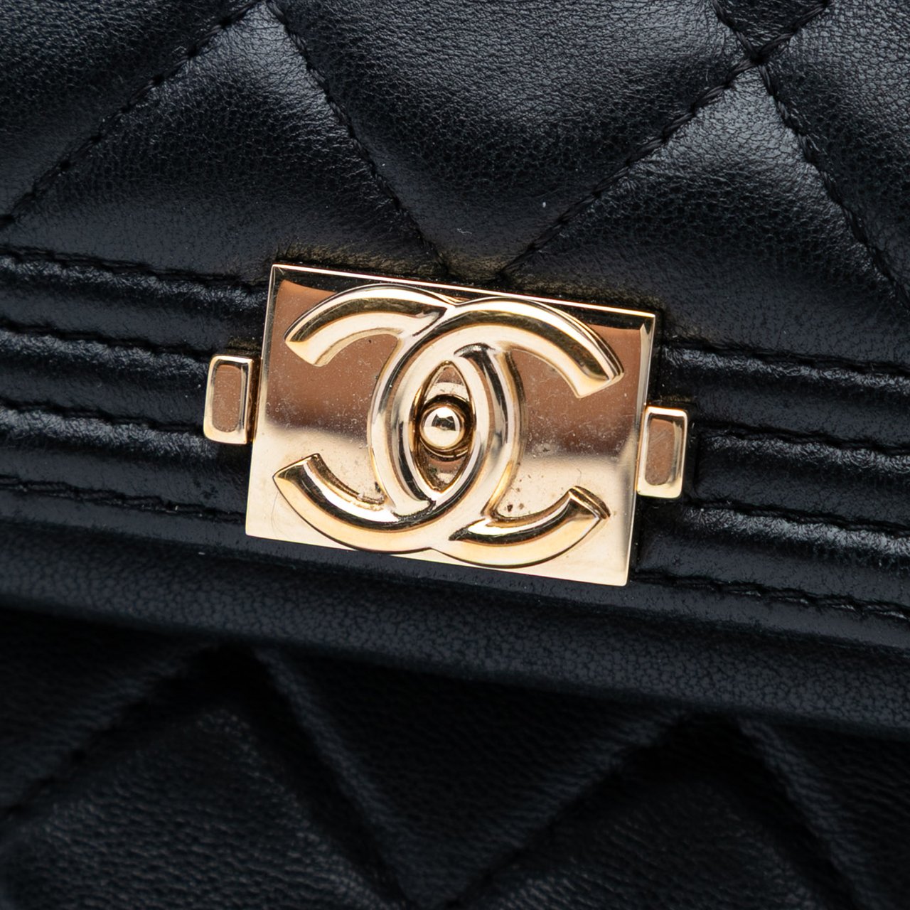 Chanel Quilted Lambskin Boy Foldover Clutch Zwart