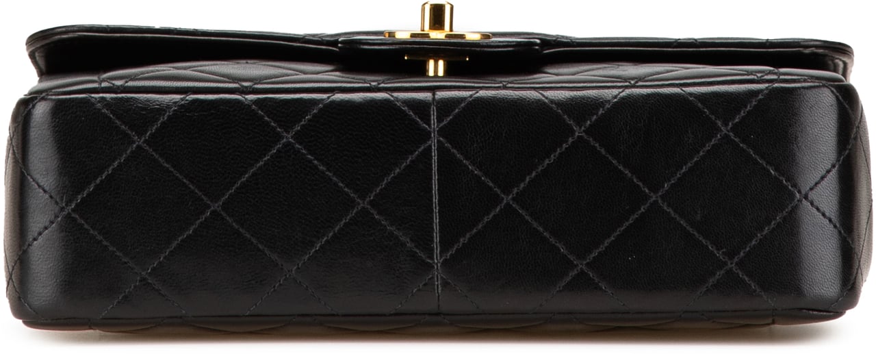 Chanel Medium CC Quilted Lambskin Border Single Flap Zwart