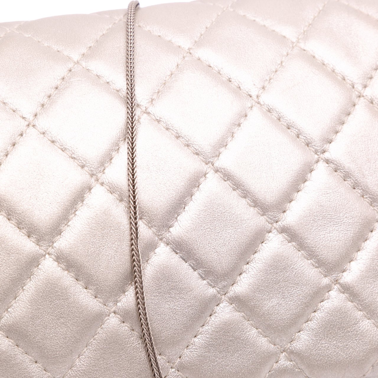 Chanel Reissue 2.55 Metallic Lambskin Clutch With Chain Zilver