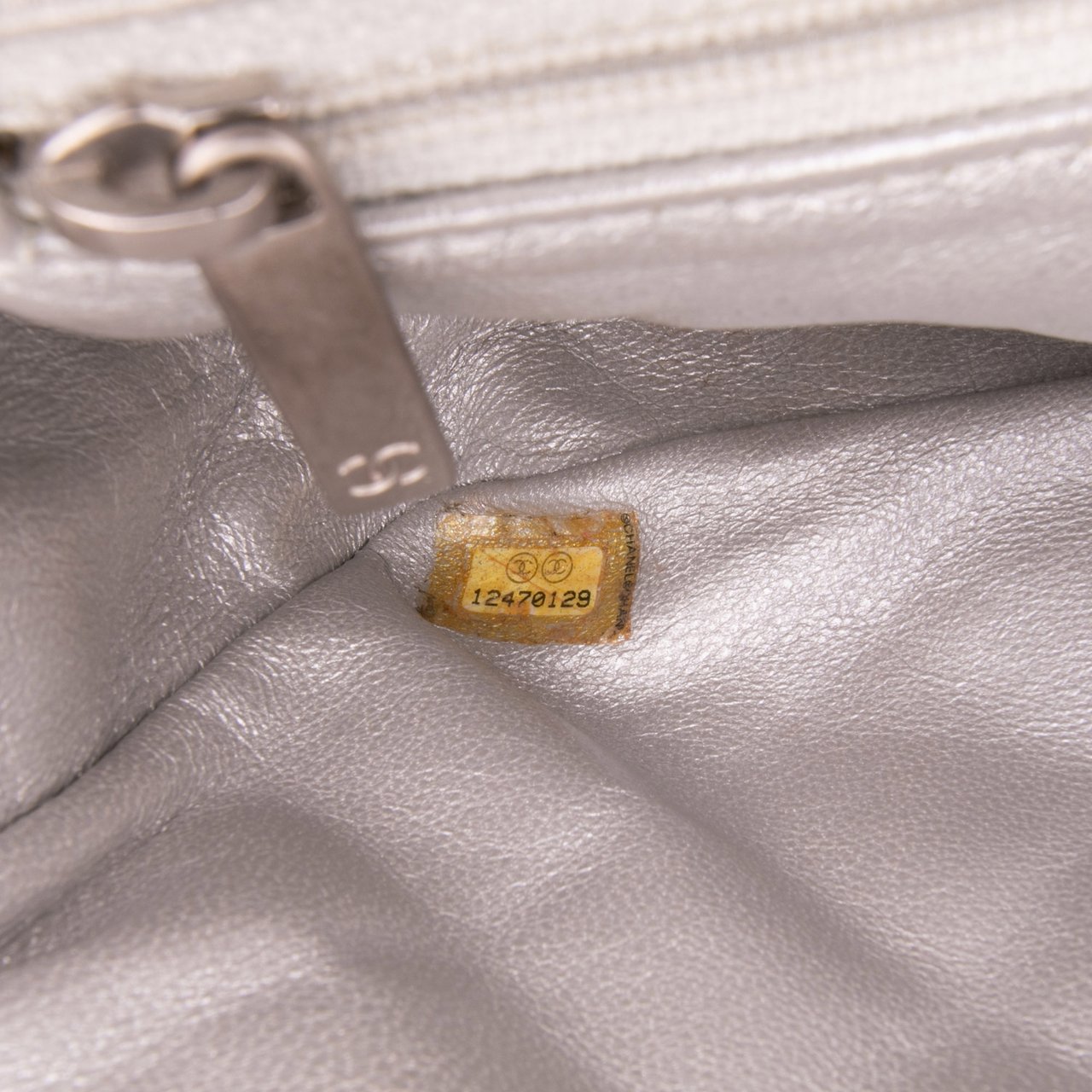Chanel Reissue 2.55 Metallic Lambskin Clutch With Chain Zilver
