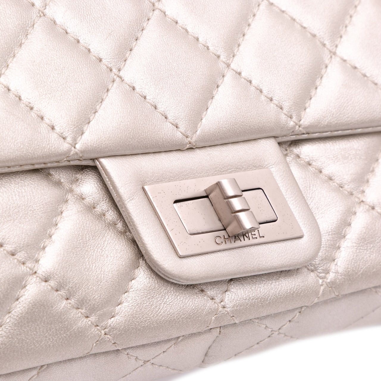 Chanel Reissue 2.55 Metallic Lambskin Clutch With Chain Zilver