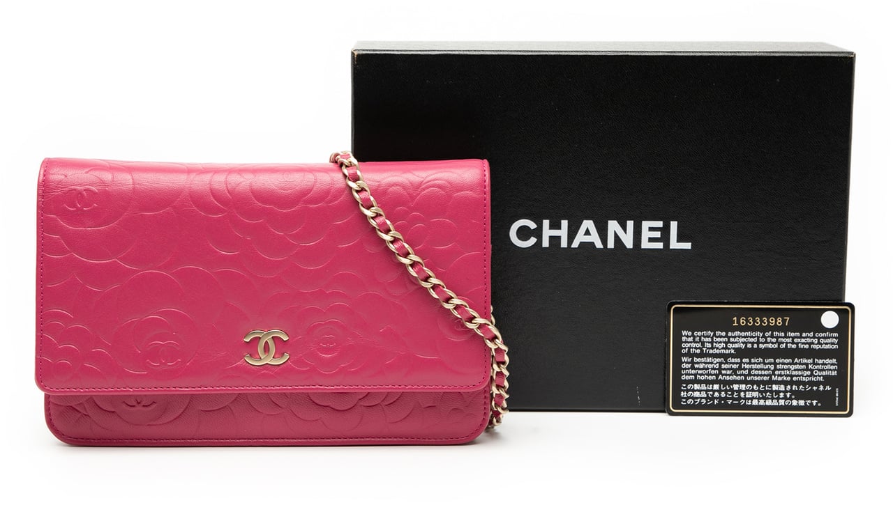 Chanel CC Embossed Lambskin Camellia Wallet On Chain Roze