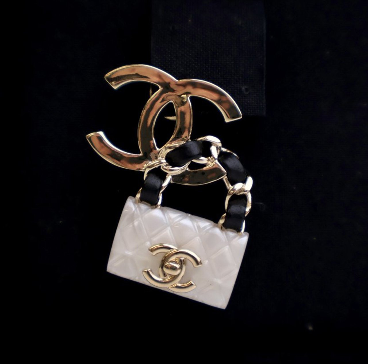 Chanel Gold Plated Enamel CC Quilted Flap Brooch Goud