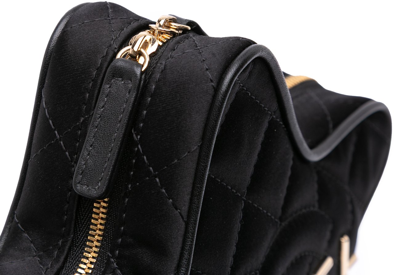 Chanel Quilted Satin Walk Of Fame Star Crossbody Zwart