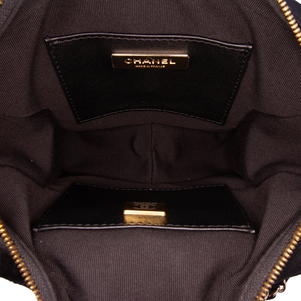 Chanel Quilted Satin Walk Of Fame Star Crossbody Zwart