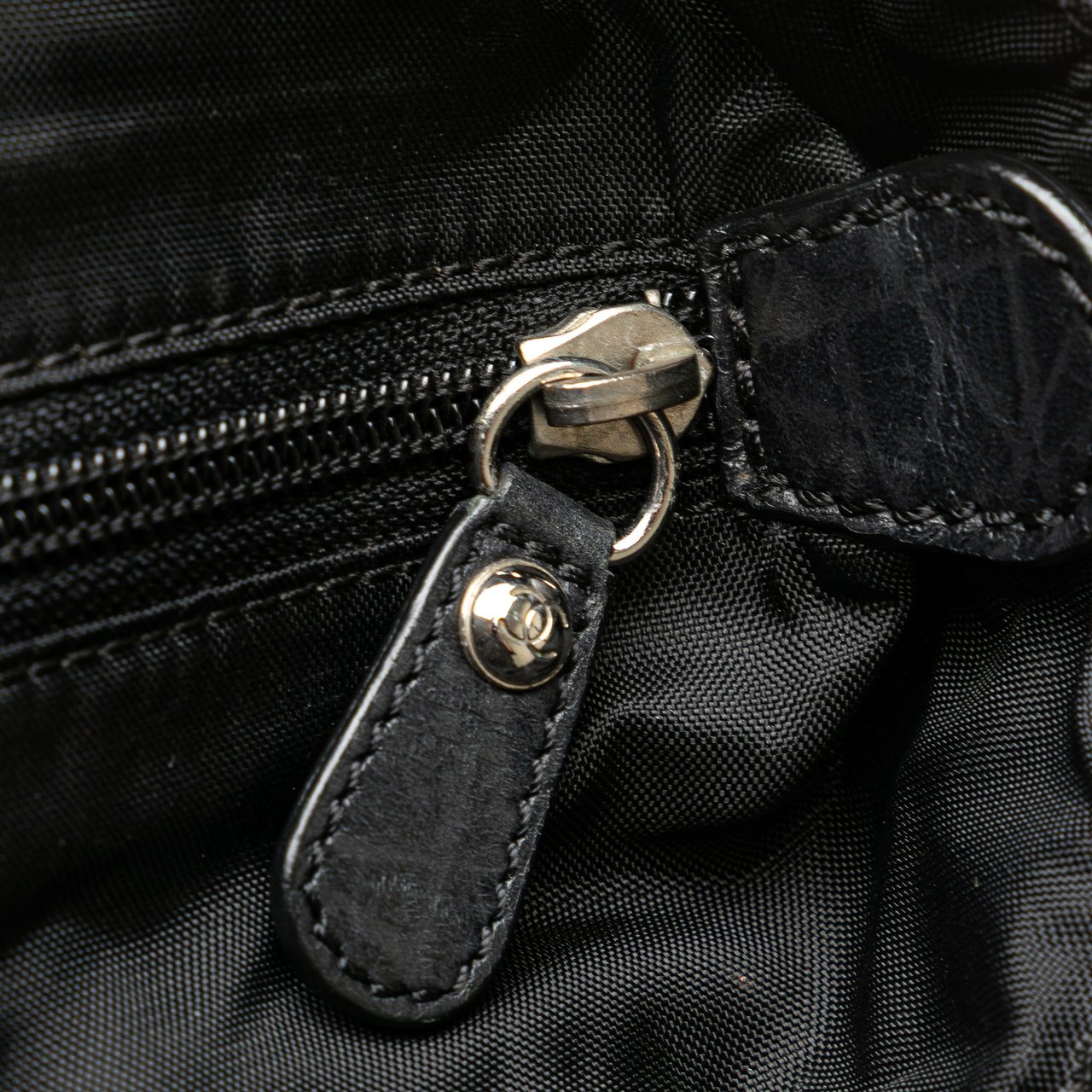 Chanel Paris New York Quilted Nylon Tote Zwart