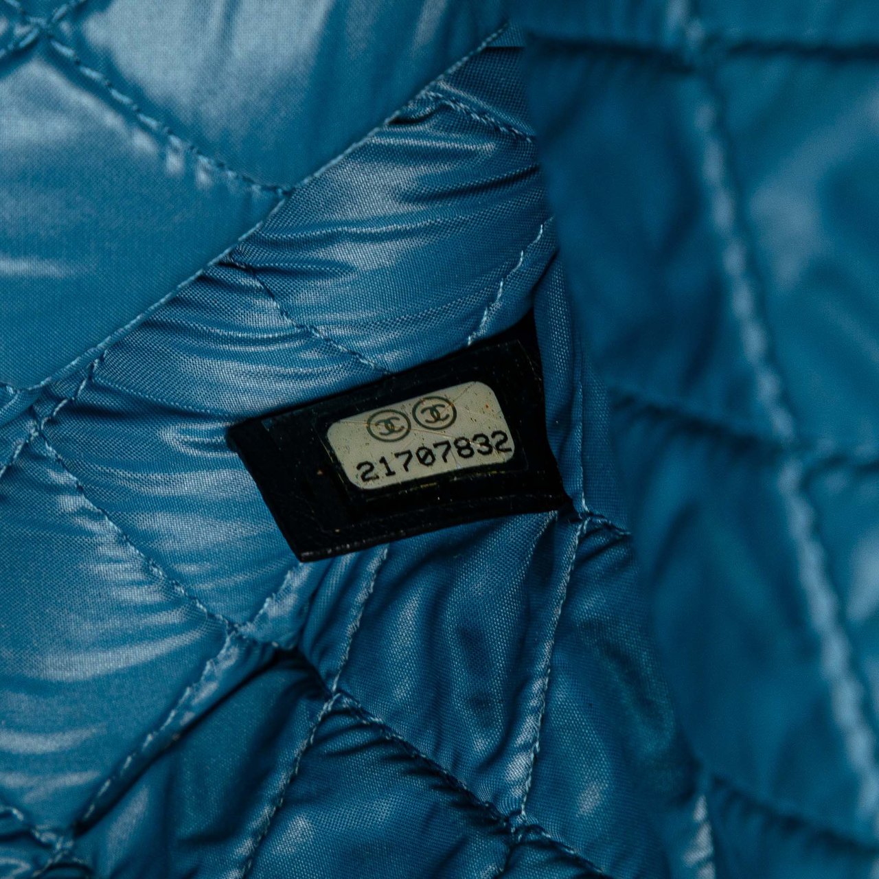 Chanel Large Lambskin Colorblock Patchwork O Case Blauw