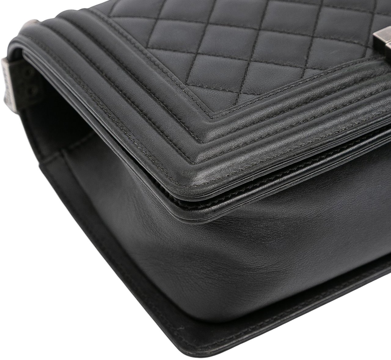 Chanel Old Medium Quilted Lambskin Boy Flap Zwart