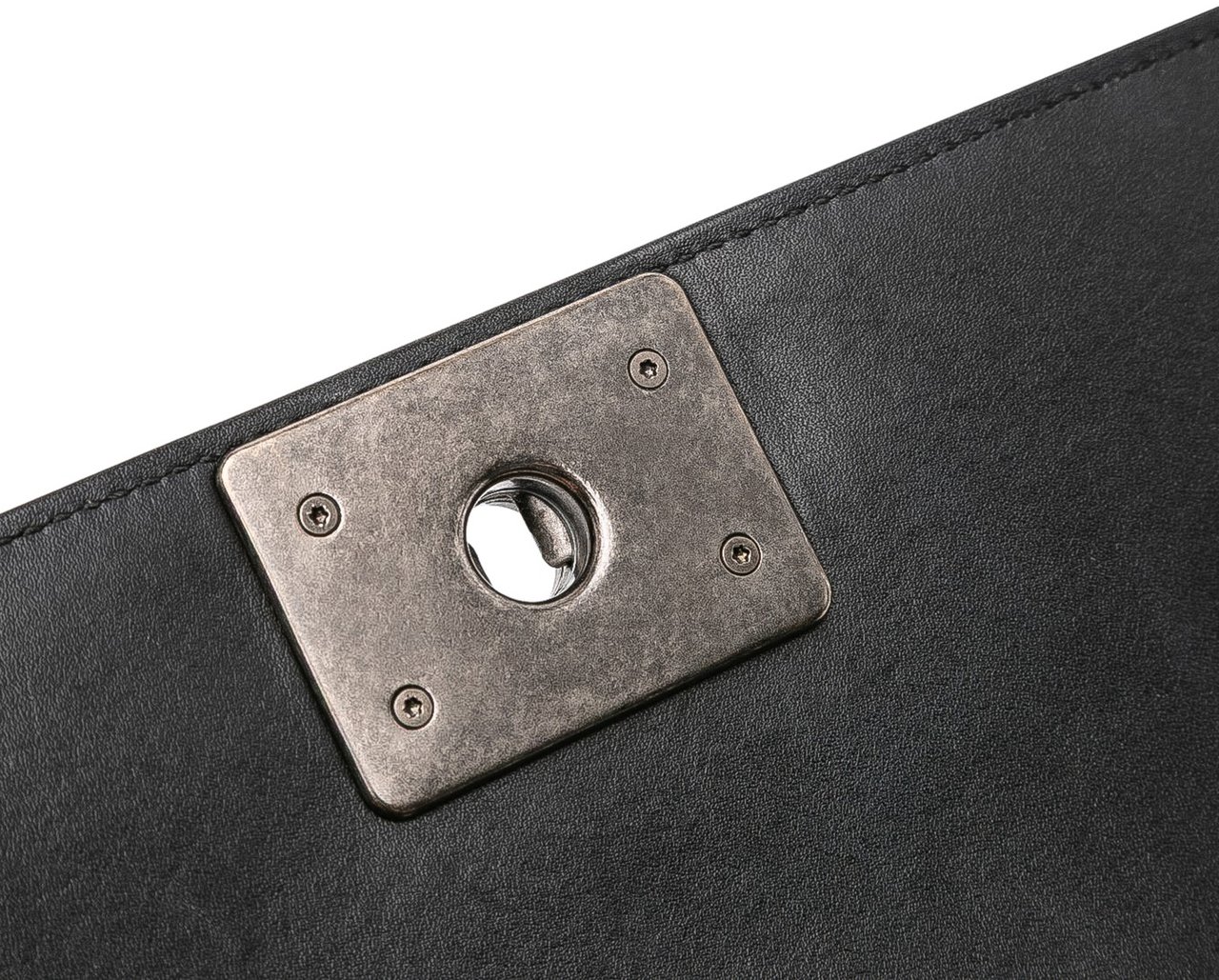 Chanel Old Medium Quilted Lambskin Boy Flap Zwart