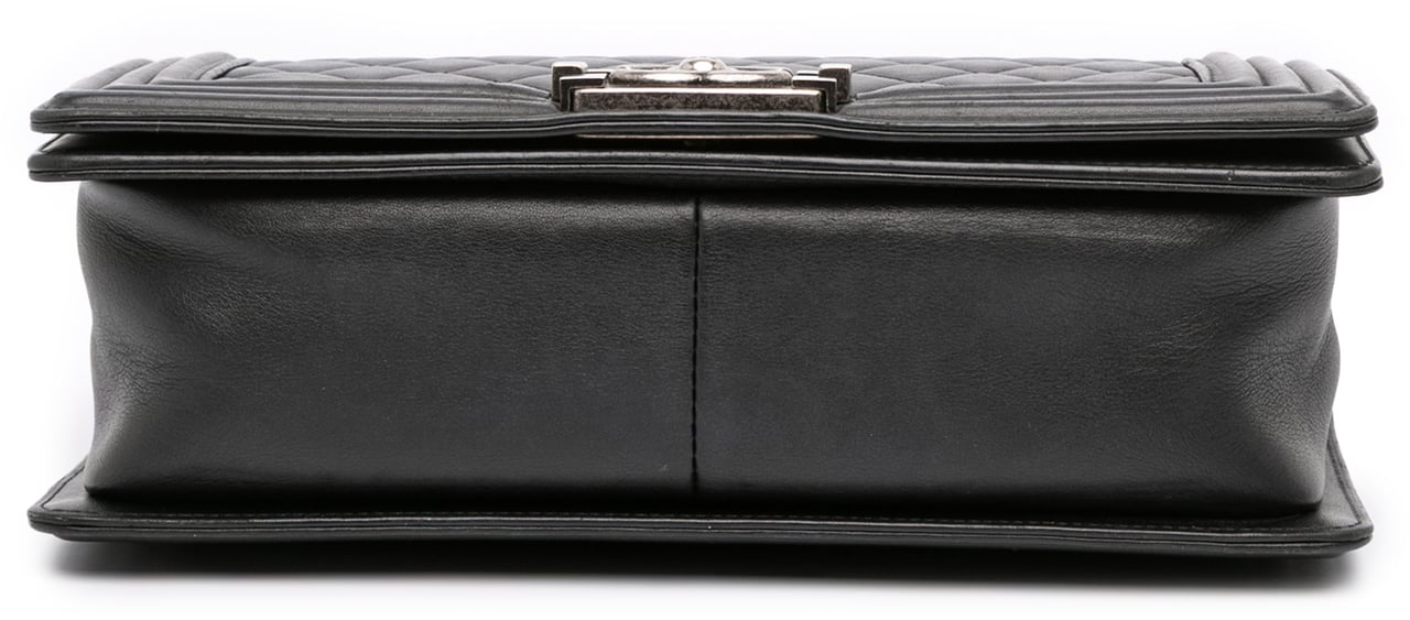 Chanel Old Medium Quilted Lambskin Boy Flap Zwart