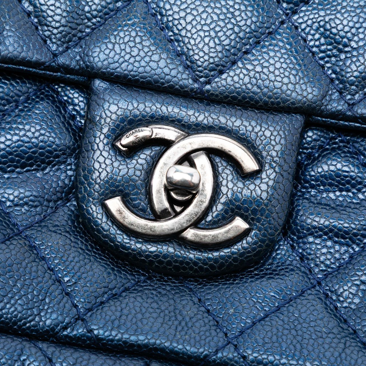 Chanel Jumbo Quilted Iridescent Caviar Easy Flap Blauw