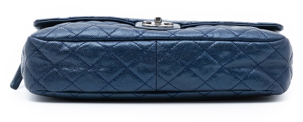Chanel Jumbo Quilted Iridescent Caviar Easy Flap Blauw